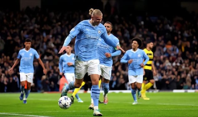  哈兰德双响建功，曼城轻取铁锤帮登顶